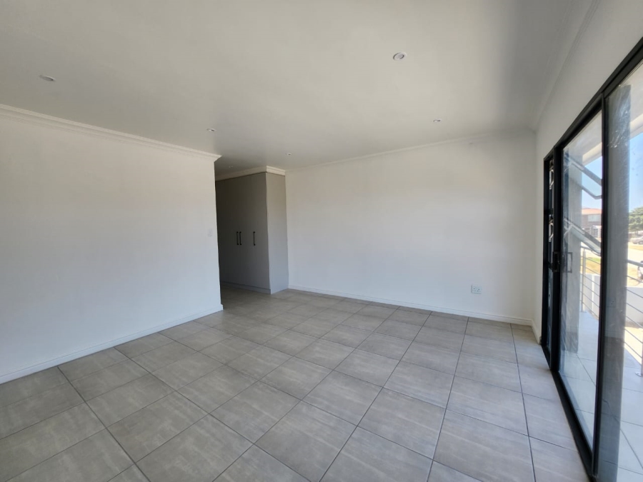 To Let 5 Bedroom Property for Rent in Wavecrest Eastern Cape